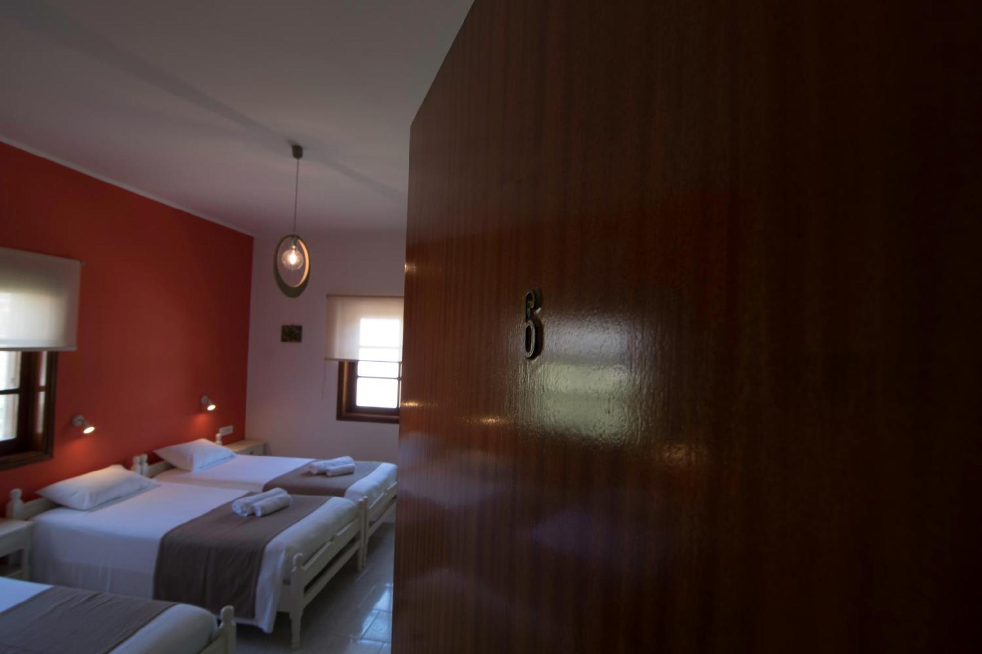 Niki Rooms باليوخورا الغرفة الصورة